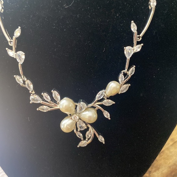Jewelry - Beautiful faux Pearl and glass silver tone necklace